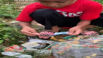 Seorang Bocah Mendapat Keberuntungan Terus Menerus Setelah Snack yang Dibelinya Berhadiah Uang Semua