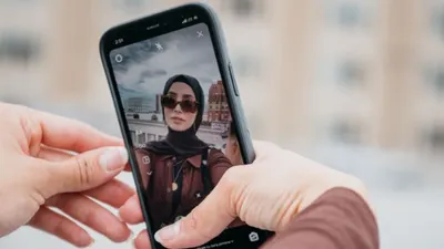 Ilustrasi ide pose foto Lebaran yang bisa Anda coba sendiri di rumah dan hasilkan gambar menarik anti canggung.
