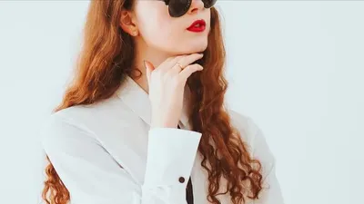 Wanita berkelas adalah sosok yang menarik perhatian dengan keanggunan, kebijaksanaan, sikap elegan, dan memancarkan pesona yang memikat.
