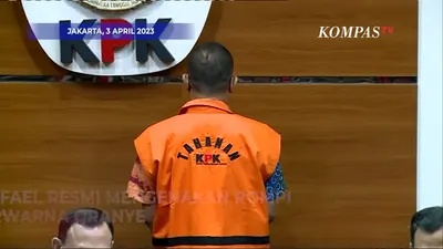 Mantan pejabat Ditjen Pajak, Rafael Alun Trisambodo resmi mengenakan rompi oranye usai terbukti melakukan gratifikasi yang dilakukan selama 12 tahun.