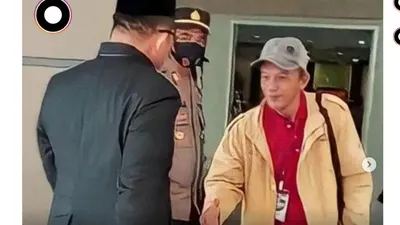 Viral Ketua DPRD Luwu Timur Tolak Jabat Tangan dengan Warga