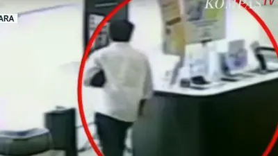 Terekam CCTV! Aksi Tidak Terpuji DPRD Sumatera Utara Curi Jam Mahal di Sebuah Toko