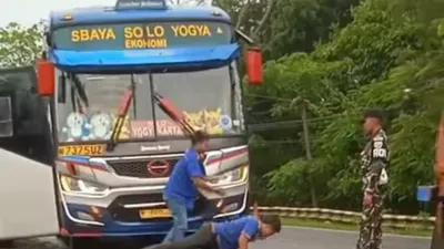 Viral Video Sopir Bus Dihukum Push Up Oleh Anggota TNI, Netizen Indonesia Berikan Pujian