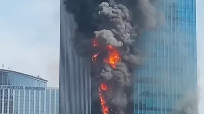 Kebakaran di K-Link Tower Jl. Gatot Subroto, Jaksel, Sabtu (15/7).