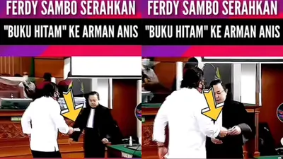 Ferdy Sambo menyerahkan buku hitam kepada Arman Anis usai pesidangan vonis hukuman mati kasus pembunuhan Brigadir J.