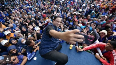 Potret Anies Baswedan berswa foto