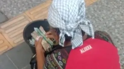 Pengemis Kepergok Santai Sambil Menghitung Uang Hasil Ngemis