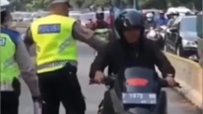 Oknum TNI dibiarkan lolos oleh polisi saat razia yang di jalur busway.