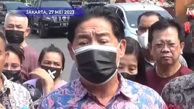 Salah seorang pemilik ruko di Pluit bernama Iman baru-baru ini mengaku bahwa dirinya berinisiatif untuk memperbaiki jalan.