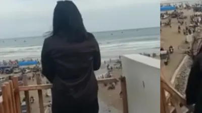 Wanita nyaris jatuh di Pantai Begudur