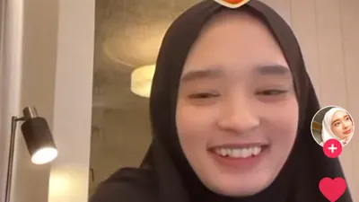 Salah satu warganet ada yang menawarkan agar mommy Starla, Inara Rusli dijodohkan dengan Ariel NOAH.