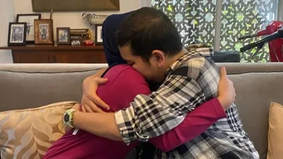 Aldila Jelita dan Indra Bekti berpelukan usai klarifikasi