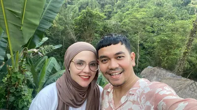 Indra Bekti pasrah digugat cerPresenter Indra Bekti digugat cerai oleh istrinya, Aldilla Jelita. Kabar tak sedap ini pun masih tajam disoroti publik.ai Aldila Jelita.