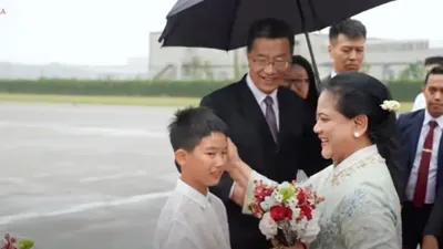 Iriana Jokowi usap bocah yang kehujanan saat menyambutnya di China