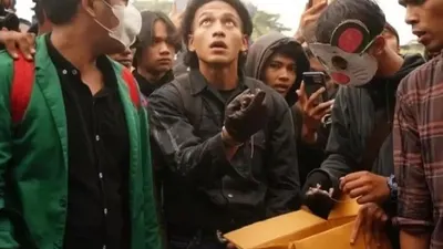 Ikut Demo Tolak UU Cipta Kerja, Jefri Nichol Lempar Tikus Mati dan Payung Hitam di Depan Gedung DPR RI