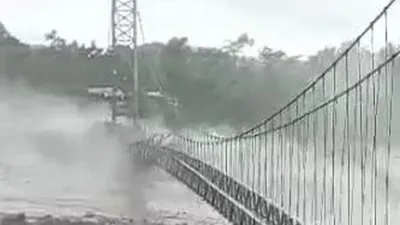 Jembatan Kaliregoyo di Candipuro, Lumajang putus diterjang banjir lahar dingin Semeru.