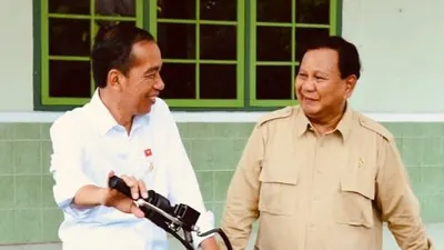 Prabowo Subianto menyampaikan bahwa sekarang ini sepertinya Presiden Jokowi sedang mendidiknya tentang urusan negara.