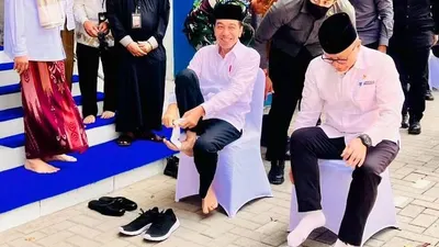 Presiden Joko Widodo (Jokowi) dan Menteri Perdagangan Zulkifli Hasan membuat terobosan memakai sepatu merek lokal saat berkunjung ke Lampung baru-baru ini.