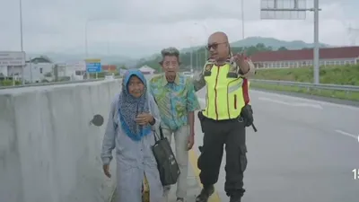 Sepasang kakek dan Nenek Berjalan Kaki Menyusuri jalur tol Cisumdawu