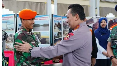 Kapolri Jenderal Listyo Sigit Prabowo memberikan apresiasi secara langsung kepada tim gabungan atas evakuasi Kapolda Jambi, Irjen Rusdi Hartono beserta rombongan