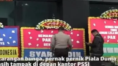 Deretan Karangan Bunga Hiasi Depan Kantor PSSI, Kamis (30/3/2023)