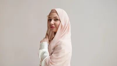 Ilustrasi baju kebaya modern dengan hijab untuk pesta pernikahan.