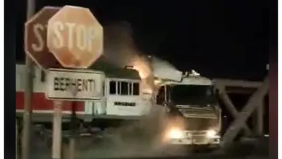 Truk Kontainer tertabrak Kereta Brantas 