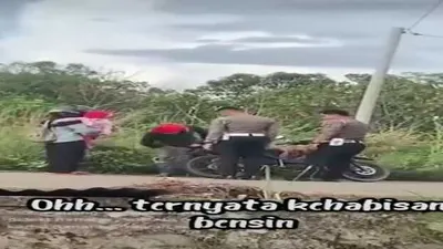  Viral Anggota Polri Bantu Keluarga Kecil yang Dorong Motor di Jalan, Sang Komandan Sampai Lakukan Ini