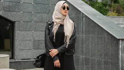 Ilustrasi outfit kemeja hitam wanita hijab.