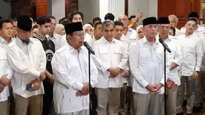 Ketum Gerindra Prabowo Subianto bersama Iwan Bule yang menggantikan posisi Sandiaga Uno di Gerindra. 
