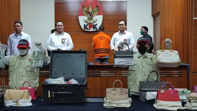 KPK Tunjukan Tas Mewah, Bermerek milik Istri Rafael Alun yang disita, Senin (3/4/2023).