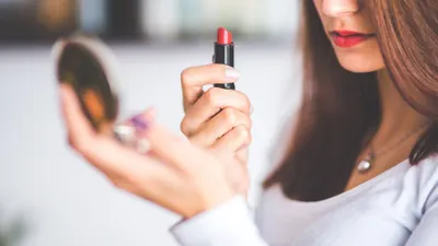 5 Rekomendasi Lip Tint Lokal Murah Kualitas TOP, Cocok Dipakai Buat Make Up Natural Saat Lebaran, Apa Saja?