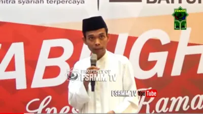 Pertanyaan soal batal tidaknya jika masih makan sahur lalu adzan pernah dijawab oleh Ustad Abdul Somad.
