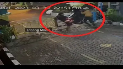 Aksi Nekat Sepasang Pencuri yang Menggondol Motor Melewati Portal Pemukiman