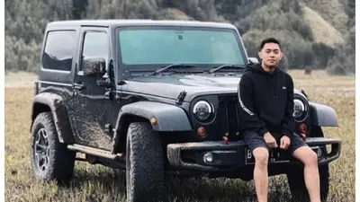 Mario Dandy pose di depan Jeep Rubicon