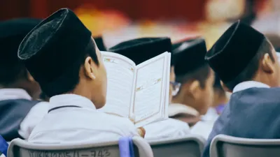 Ilustrasi keutamaan membaca Yasin tiga kali pada malam Nisfu Syaban.