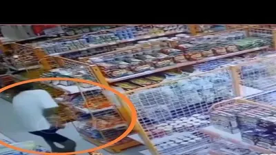 Seorang pria mengutil barang di syawalan dan menyembunyikannya di celana, namun bernasib malang