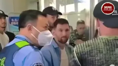 Sebuah video yang menampilkan anggota Timnas Argentina, Lionel Messi diduga terjebak di imigrasi di Bandara Beijing, China viral di media sosial.