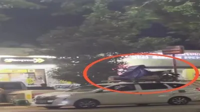 Viral sebuah mobil membawa motor  di atasnya