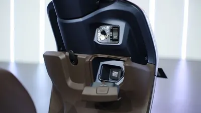 Amankah Ngecas HP di Motor? Simak 5 Tips Menggunakan Fitur Power yang Perlu Diperhatikan