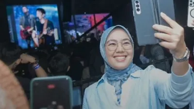 Anne Ratna Mustika Nonton Konser Noah