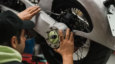 Ilustrasi bahaya telat ganti oli motor.
