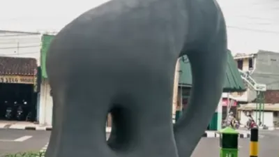 Landmark Patung Gajah Mungkur Kota Gresik Kembali Mengundang Polemik, Warganet: Terbuat dari Uru dan Vibranium. 