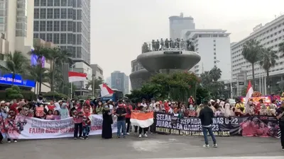 Sejumlah masyarakat terlihat antusias menanti pawai Timnas Indonesia U-22 di Bunderan Hotel Indonesia (HI), Jumat, 19 Mei 2023.
