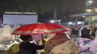 Video Bocah Laki-laki Payungi Ibunya yang Salat Kehujanan Bikin Meleleh