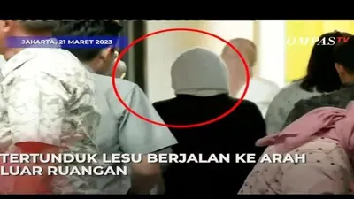 AG Tampak Mengenakan Penutup Kepala Putih dan Dikawal Ketat saat Penyerahan di Kejari Jaksel, Selasa (21/3/2023)