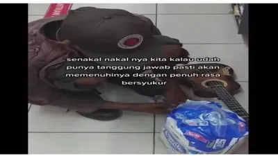 Seorang Pengamen Tampak Menghitung Uang Untuk Membeli Pampers Anaknya