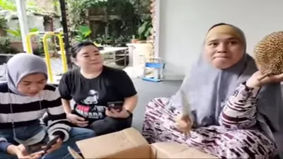 Rayakan Vonis Tipis Terpidana Richard Eliezer, Irma Hutabarat Undang Para Eliezer Angels untuk Pesta Durian   