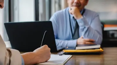 Berdasarkan riset dari ZipRecruiter pada tahun 2022 , ada 4 jurusan kuliah yang lulusannya bahagia saat cari kerja.