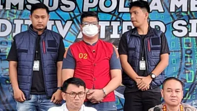 Ditreskrimsus Polda Metro Jaya menangkap pelaku penempelan QRIS palsu di sejumlah masjid Jakarta.